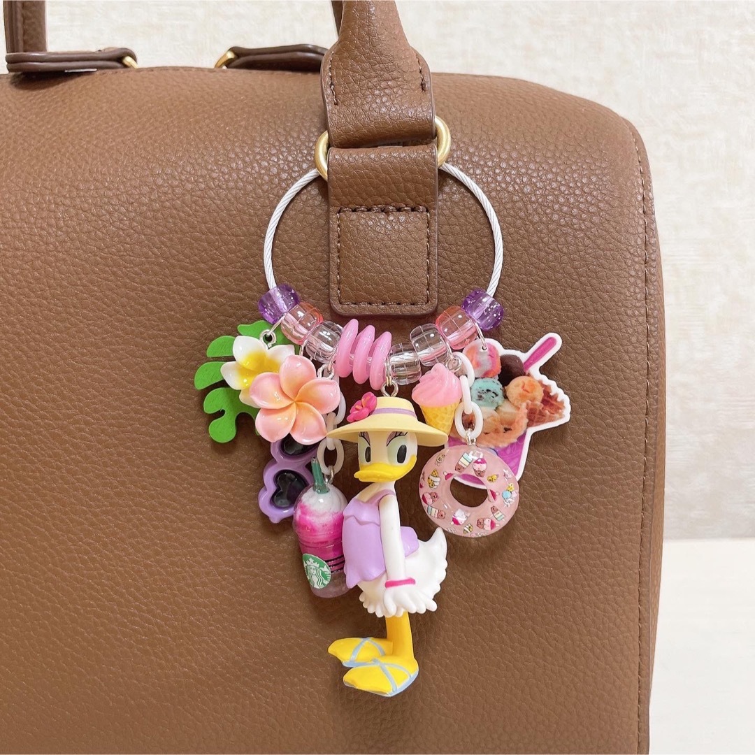 Disney(ディズニー)のオシャレなアヒルの女の子の 🪿🎀💅✨バケーション 🏝️🍦🛟🌺キーホルダー ハンドメイドのアクセサリー(キーホルダー/ストラップ)の商品写真