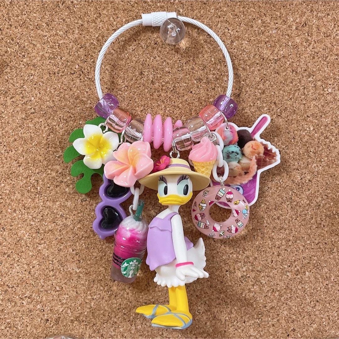 Disney(ディズニー)のオシャレなアヒルの女の子の 🪿🎀💅✨バケーション 🏝️🍦🛟🌺キーホルダー ハンドメイドのアクセサリー(キーホルダー/ストラップ)の商品写真