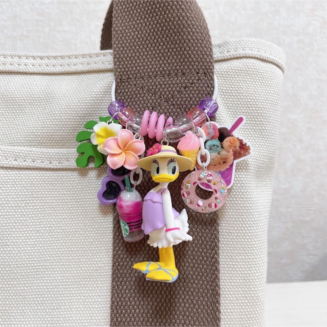 Disney(ディズニー)のオシャレなアヒルの女の子の 🪿🎀💅✨バケーション 🏝️🍦🛟🌺キーホルダー ハンドメイドのアクセサリー(キーホルダー/ストラップ)の商品写真