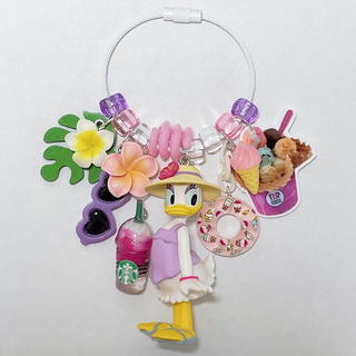 ディズニー(Disney)のオシャレなアヒルの女の子の 🪿🎀💅✨バケーション 🏝️🍦🛟🌺キーホルダー(キーホルダー/ストラップ)