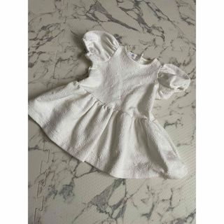 ザラキッズ(ZARA KIDS)のZARA ホワイトワンピース　6-9M 74cm(ワンピース)