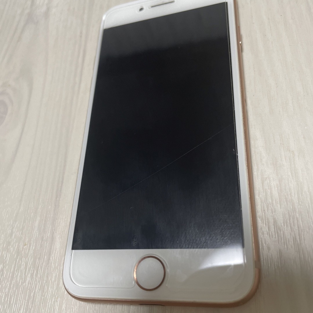 iPhone(アイフォーン)のiPhone8 ゴールド　SIMフリー　ガラスフィルム付き スマホ/家電/カメラのスマートフォン/携帯電話(スマートフォン本体)の商品写真