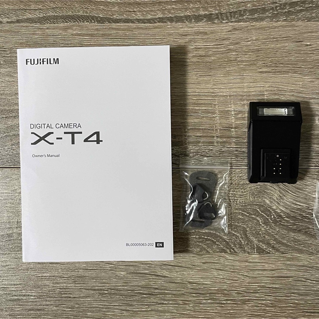 富士フイルム(フジフイルム)のX-T4 富士フイルム 本革ケース 純正充電器付き スマホ/家電/カメラのカメラ(ミラーレス一眼)の商品写真