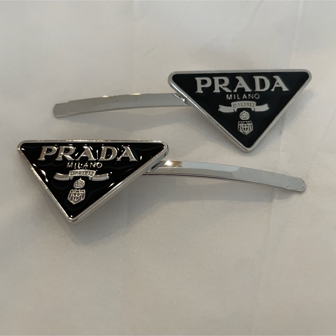 PRADA(プラダ)のPRADA プラダ　ヘアクリップ2セット（1個売り可） アクセサリー　ノベルティ レディースのヘアアクセサリー(ヘアピン)の商品写真