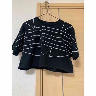 アディダス(adidas)のadidas ラージロゴTシャツ　ショート丈　xs 黒(Tシャツ(半袖/袖なし))