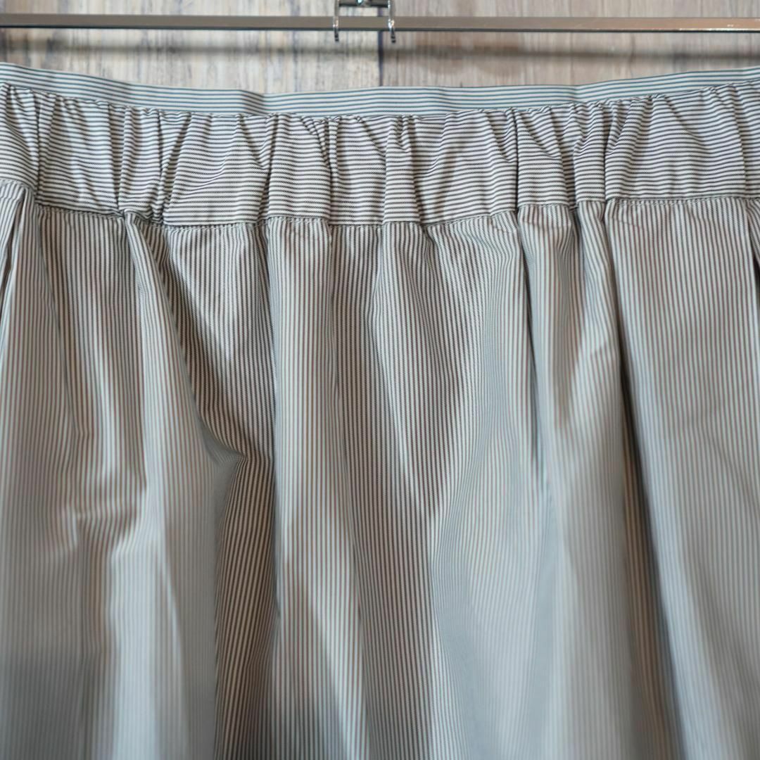 URBAN RESEARCH(アーバンリサーチ)のURBAN RESEARCH ストライプタックフレアースカート 白黒F レディースのスカート(ひざ丈スカート)の商品写真