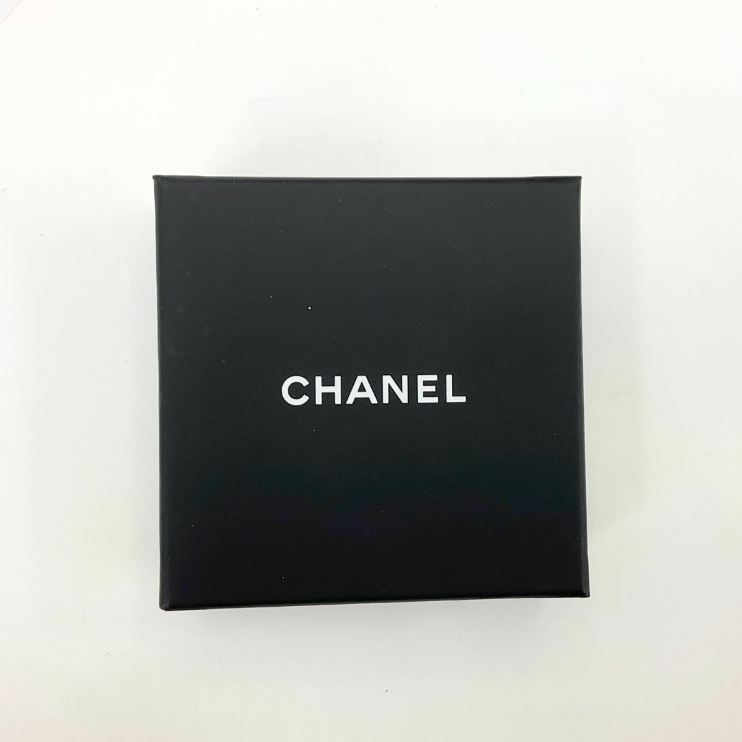 CHANEL(シャネル)の7257 シャネル ブローチ ココマーク ラインストーン マトラッセ ゴールド レディースのアクセサリー(ブローチ/コサージュ)の商品写真