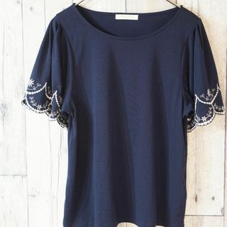 ショコラフィネローブ(chocol raffine robe)のchocol raffine robe 袖刺繍付きカットソーTシャツ ネイビーF(Tシャツ(半袖/袖なし))