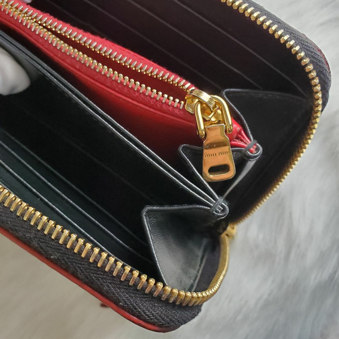 美品✨ミュウミュウ　折り財布　二つ折り　金ロゴ　リボン　レザー　バイカラ　黒　赤