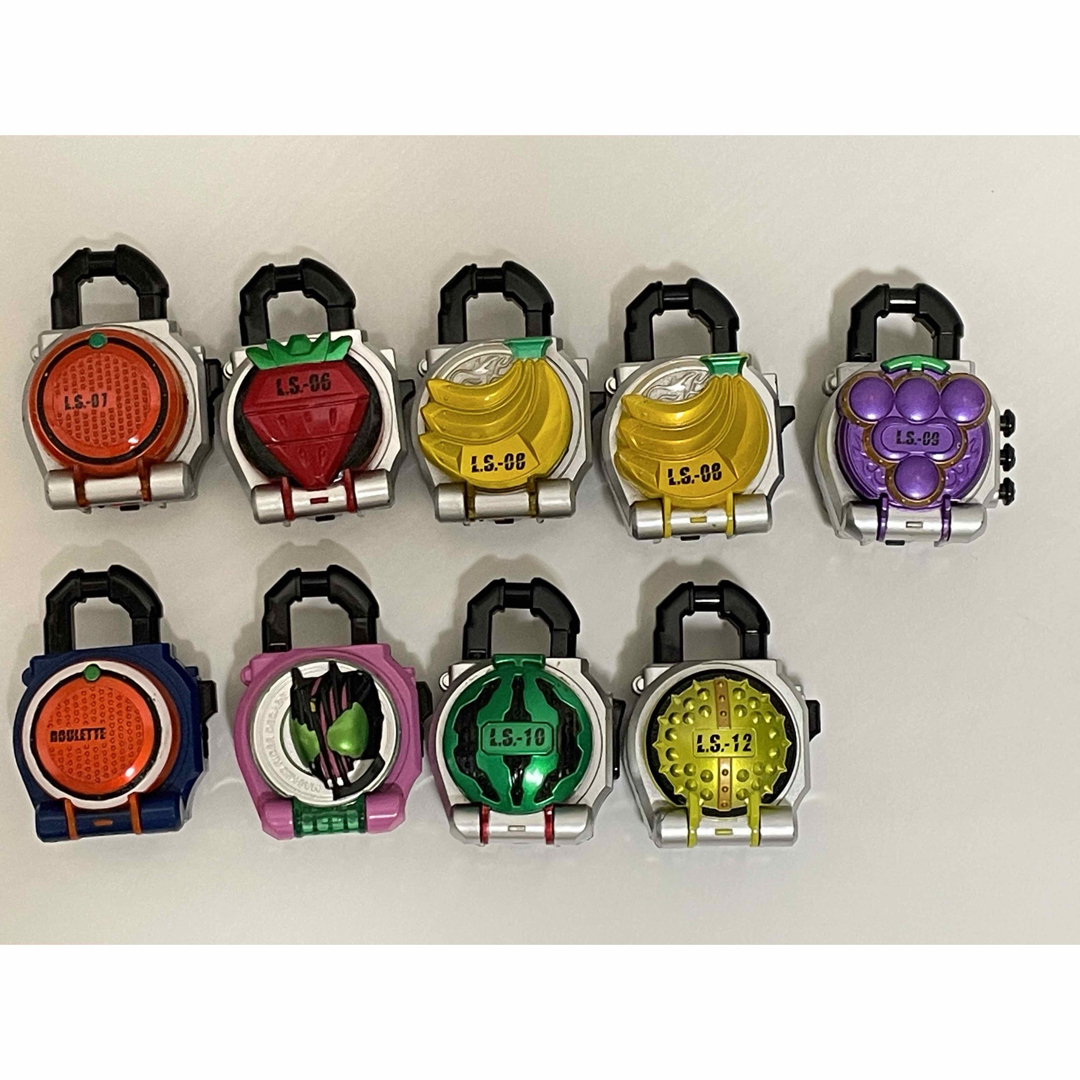 BANDAI(バンダイ)の【BANDAI】仮面ライダー 鎧武 ガイム ロックシード ９点セット エンタメ/ホビーのおもちゃ/ぬいぐるみ(キャラクターグッズ)の商品写真