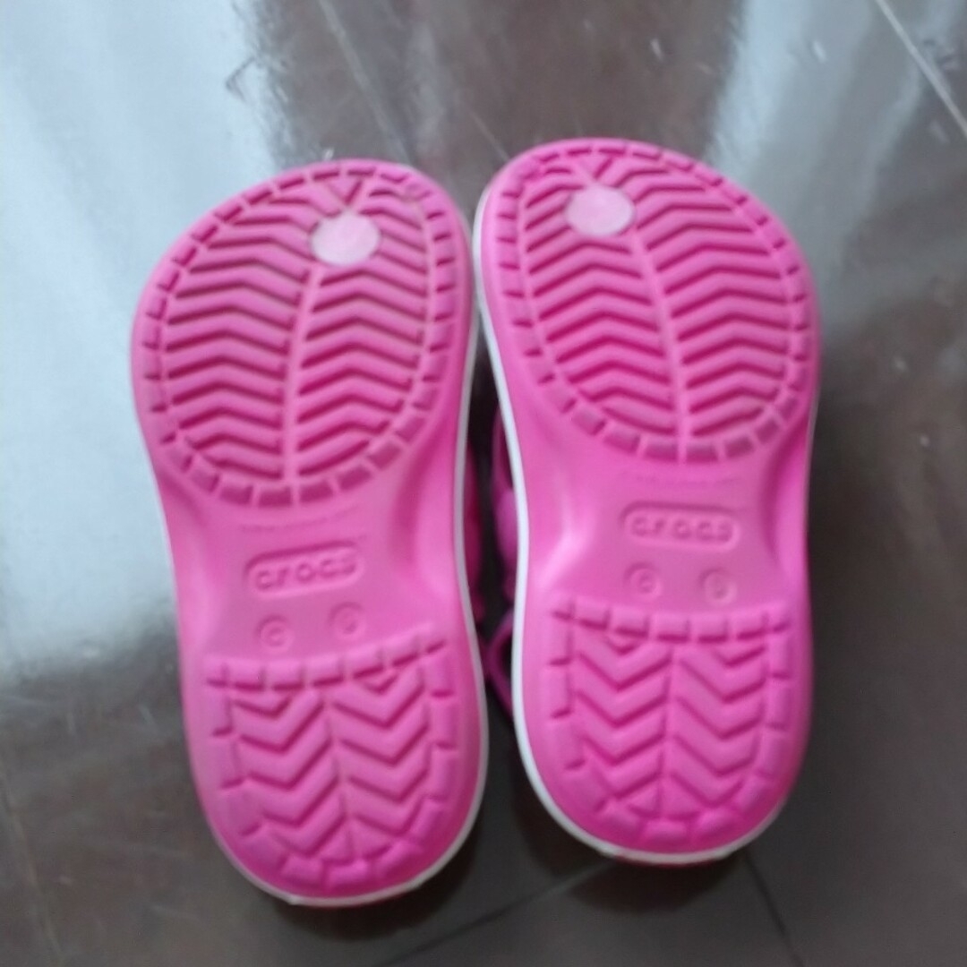 crocs(クロックス)の☆ジェム様専用☆ crocs 女児ビーチサンダル c9 キッズ/ベビー/マタニティのキッズ靴/シューズ(15cm~)(サンダル)の商品写真