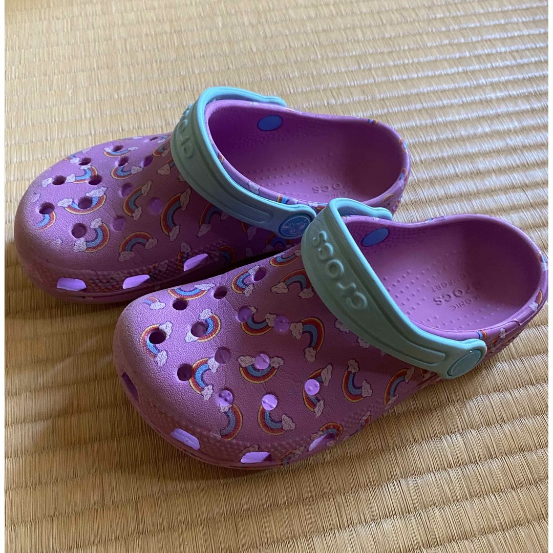 crocs(クロックス)のクロックス サンダル 18.5cm レインボー キッズ/ベビー/マタニティのキッズ靴/シューズ(15cm~)(サンダル)の商品写真