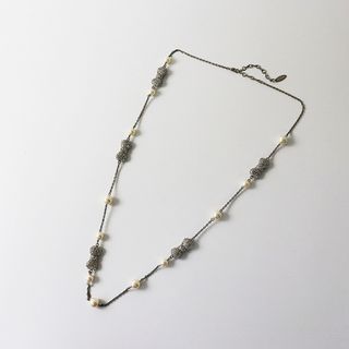 トゥービーシック(TO BE CHIC)のTO BE CHIC トゥービーシック リボンモチーフ パール調 ロングネックレス /ホワイト系 アクセサリー【2400013408653】(ネックレス)