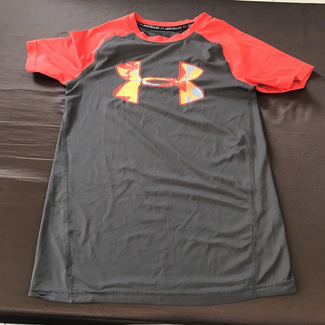 UNDER ARMOUR(アンダーアーマー)のアンダーアーマー Tシャツ　ラッシュガード　半袖　Ｓ？140 150 160 キッズ/ベビー/マタニティのキッズ服男の子用(90cm~)(Tシャツ/カットソー)の商品写真