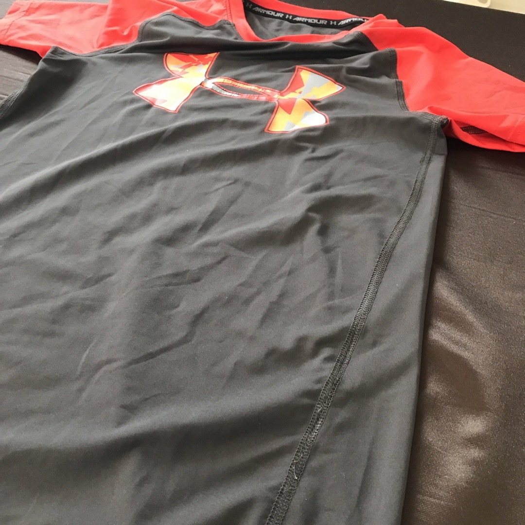 UNDER ARMOUR(アンダーアーマー)のアンダーアーマー Tシャツ　ラッシュガード　半袖　Ｓ？140 150 160 キッズ/ベビー/マタニティのキッズ服男の子用(90cm~)(Tシャツ/カットソー)の商品写真