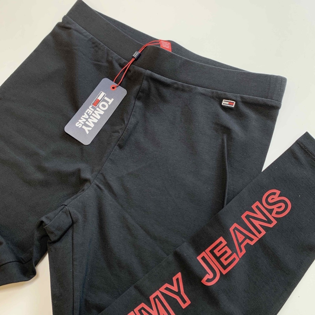 TOMMY HILFIGER(トミーヒルフィガー)の【新品】トミー ジーンズ ロゴ レギンス ブラック 赤ロゴ XS レディースのレッグウェア(レギンス/スパッツ)の商品写真