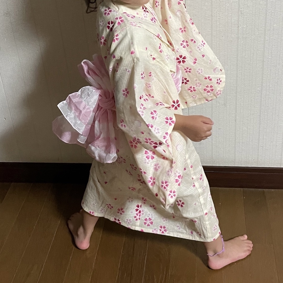 Rakuten(ラクテン)の◎キッズ浴衣　100㎝　兵児帯・下駄付き キッズ/ベビー/マタニティのキッズ服女の子用(90cm~)(甚平/浴衣)の商品写真