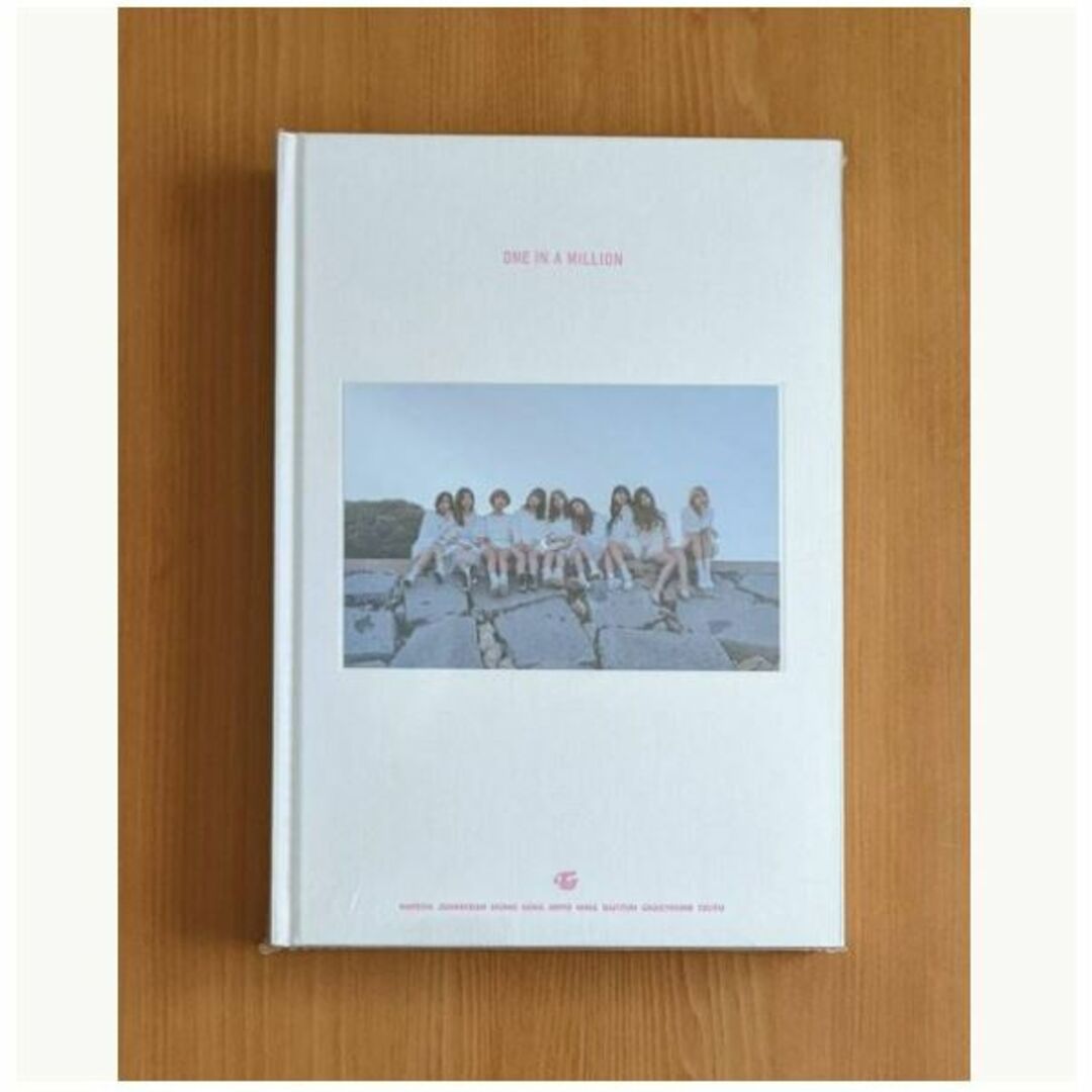 微わけ有 新品 韓国版 TWICE 1ST PHOTOBOOK 写真集+DVD エンタメ/ホビーの本(アート/エンタメ)の商品写真