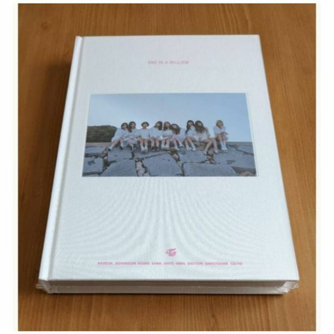 微わけ有 新品 韓国版 TWICE 1ST PHOTOBOOK 写真集+DVD エンタメ/ホビーの本(アート/エンタメ)の商品写真