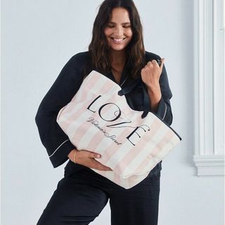 ヴィクトリアズシークレット(Victoria's Secret)のヴィクトリア シークレット LOVE ストライプ トートバッグ 未開封新品(トートバッグ)