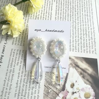 【オパール風レジンのビーズ刺繍ピアス／イヤリング】レジンアクセサリー サージカル(ピアス)