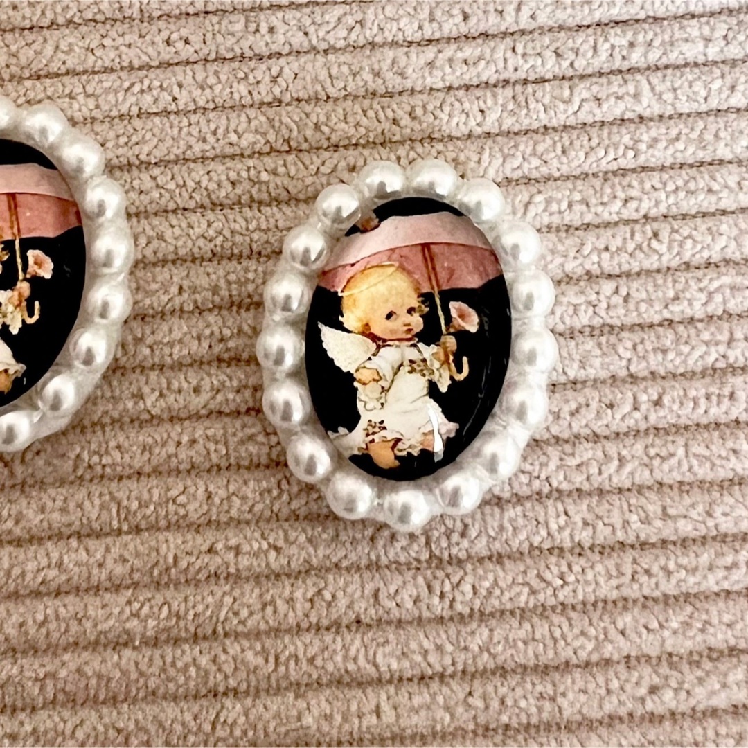 【レトロ絵柄のビーズ刺繍ピアス／イヤリング  A】ガラスカボション ビーズ刺繍  ハンドメイドのアクセサリー(ピアス)の商品写真