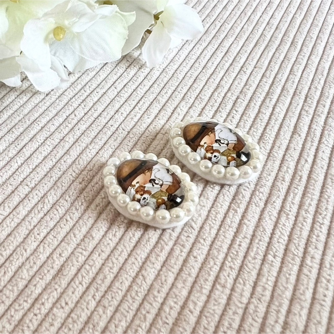  【レトロ絵柄のビーズ刺繍ピアス／イヤリング  D】ガラスカボション ビーズ刺繍 ハンドメイドのアクセサリー(イヤリング)の商品写真