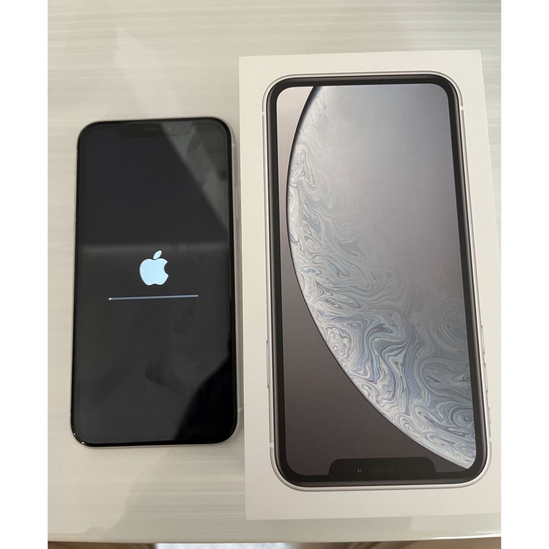 iPhone(アイフォーン)のiPhone xr 本体　64GB white スマホ/家電/カメラのスマートフォン/携帯電話(スマートフォン本体)の商品写真