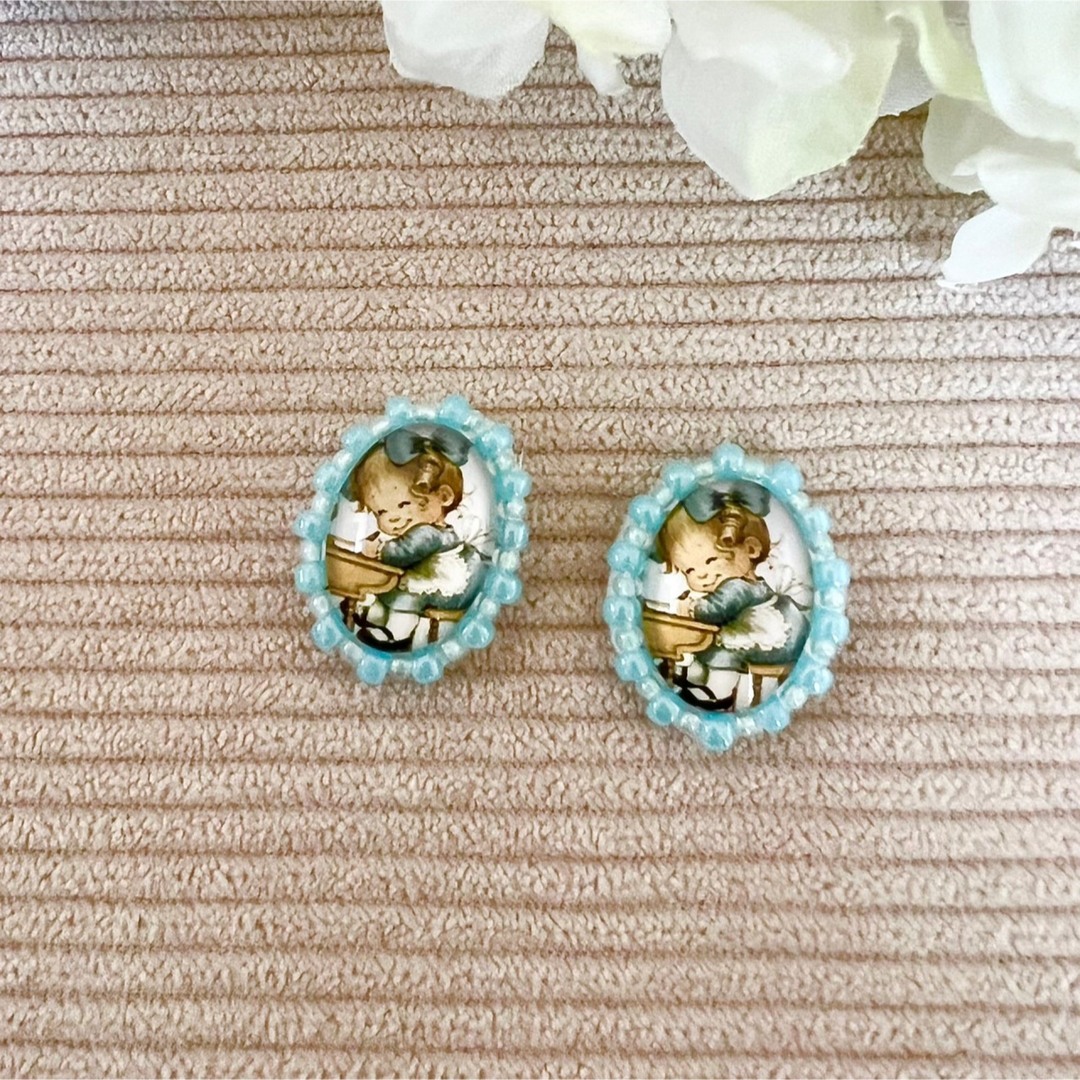  【レトロ絵柄のビーズ刺繍ピアス／イヤリング  F】ガラスカボション ビーズ刺繍 ハンドメイドのアクセサリー(イヤリング)の商品写真