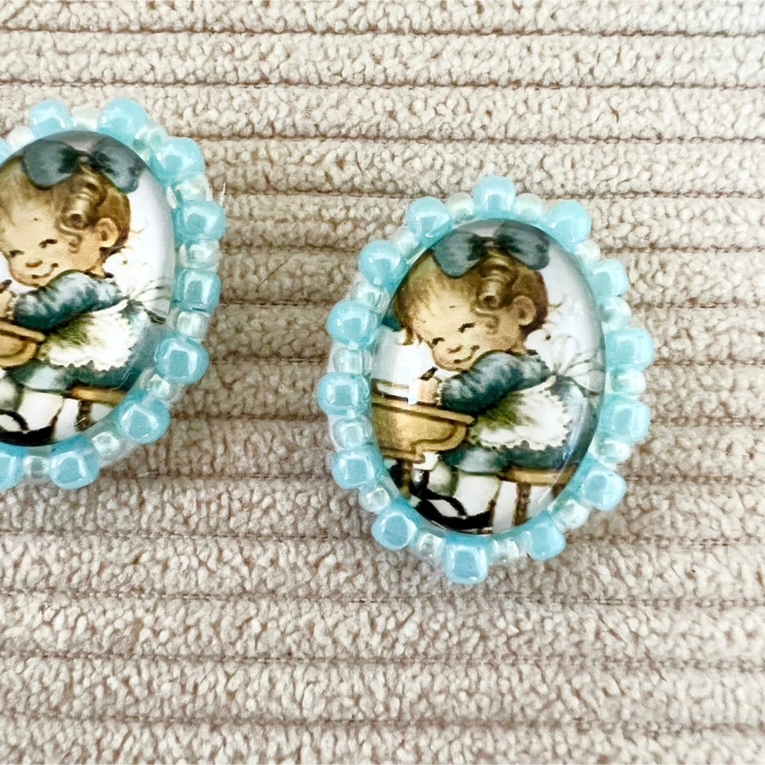  【レトロ絵柄のビーズ刺繍ピアス／イヤリング  F】ガラスカボション ビーズ刺繍 ハンドメイドのアクセサリー(イヤリング)の商品写真