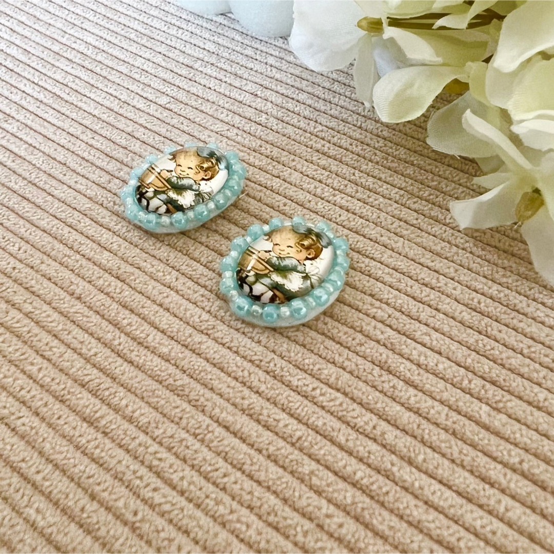  【レトロ絵柄のビーズ刺繍ピアス／イヤリング  F】ガラスカボション ビーズ刺繍 ハンドメイドのアクセサリー(イヤリング)の商品写真