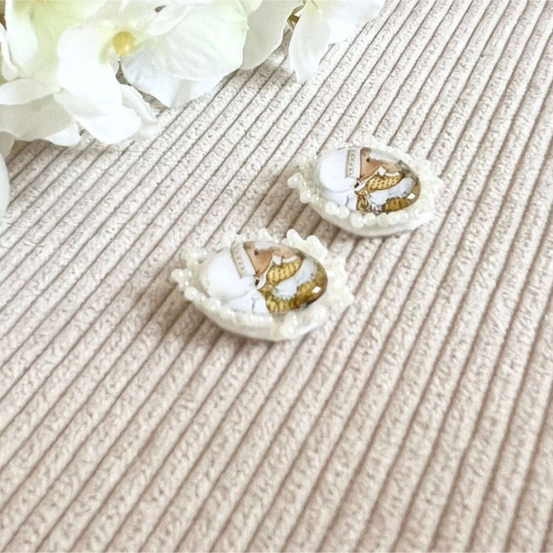 【レトロ絵柄のビーズ刺繍ピアス／イヤリング  K】ガラスカボション ビーズ刺繍  ハンドメイドのアクセサリー(イヤリング)の商品写真