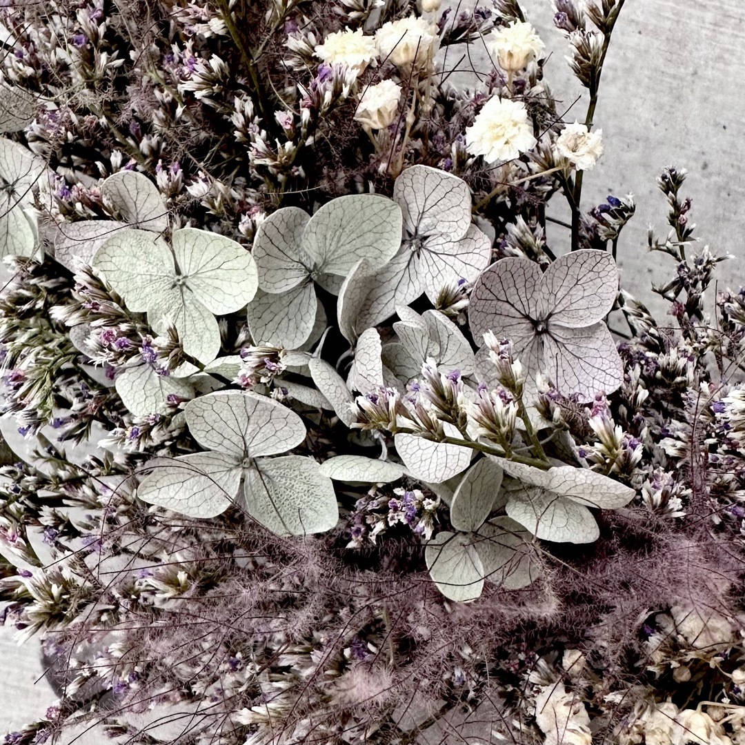 ハイブリッドスターチス、かすみそう、紫陽花のハーフリース　送料込み！！ ハンドメイドのフラワー/ガーデン(リース)の商品写真
