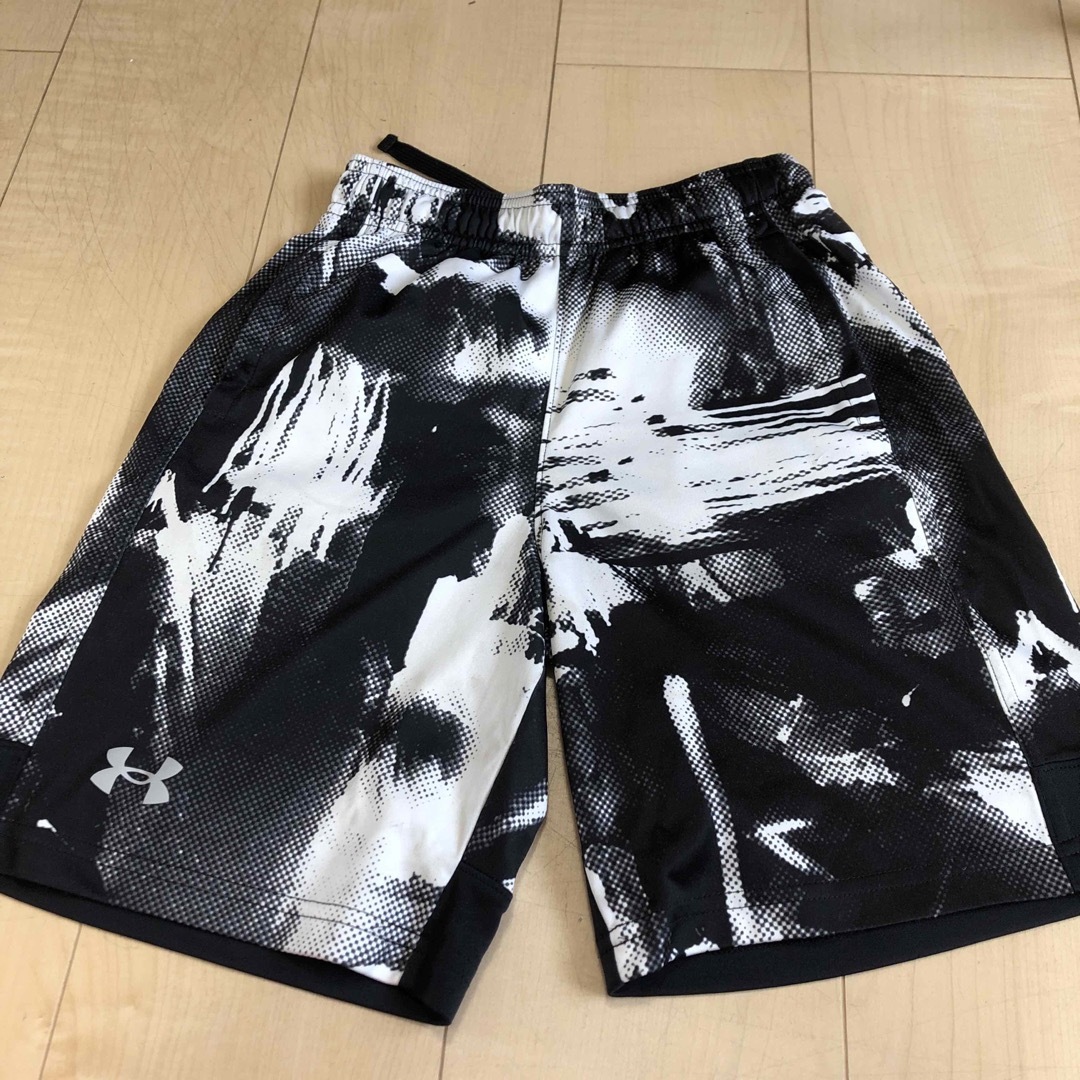 UNDER ARMOUR(アンダーアーマー)のアンダーアーマー　短パンY MD キッズ/ベビー/マタニティのキッズ服男の子用(90cm~)(パンツ/スパッツ)の商品写真