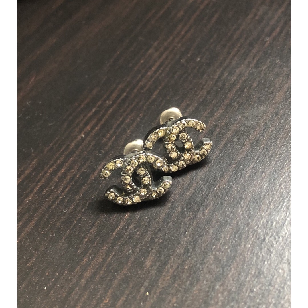CHANEL ロゴ・グレーラインストーンピアス ピアス