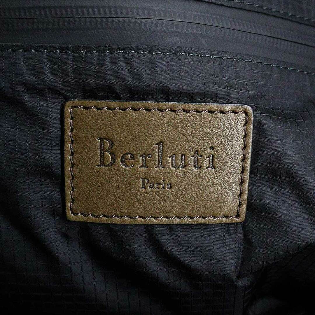 Berluti(ベルルッティ)のベルルッティ パティーヌ スクリット カリグラフィ ミニマル Mランウェイコレクション Minimal 2way ショルダー ダッフルバッグ 斜め掛け ヴェネチアレザー ブラウン カーキー 茶 POCHON_MINIMAL-V17 Berluti（未使用保管品） メンズのバッグ(ショルダーバッグ)の商品写真