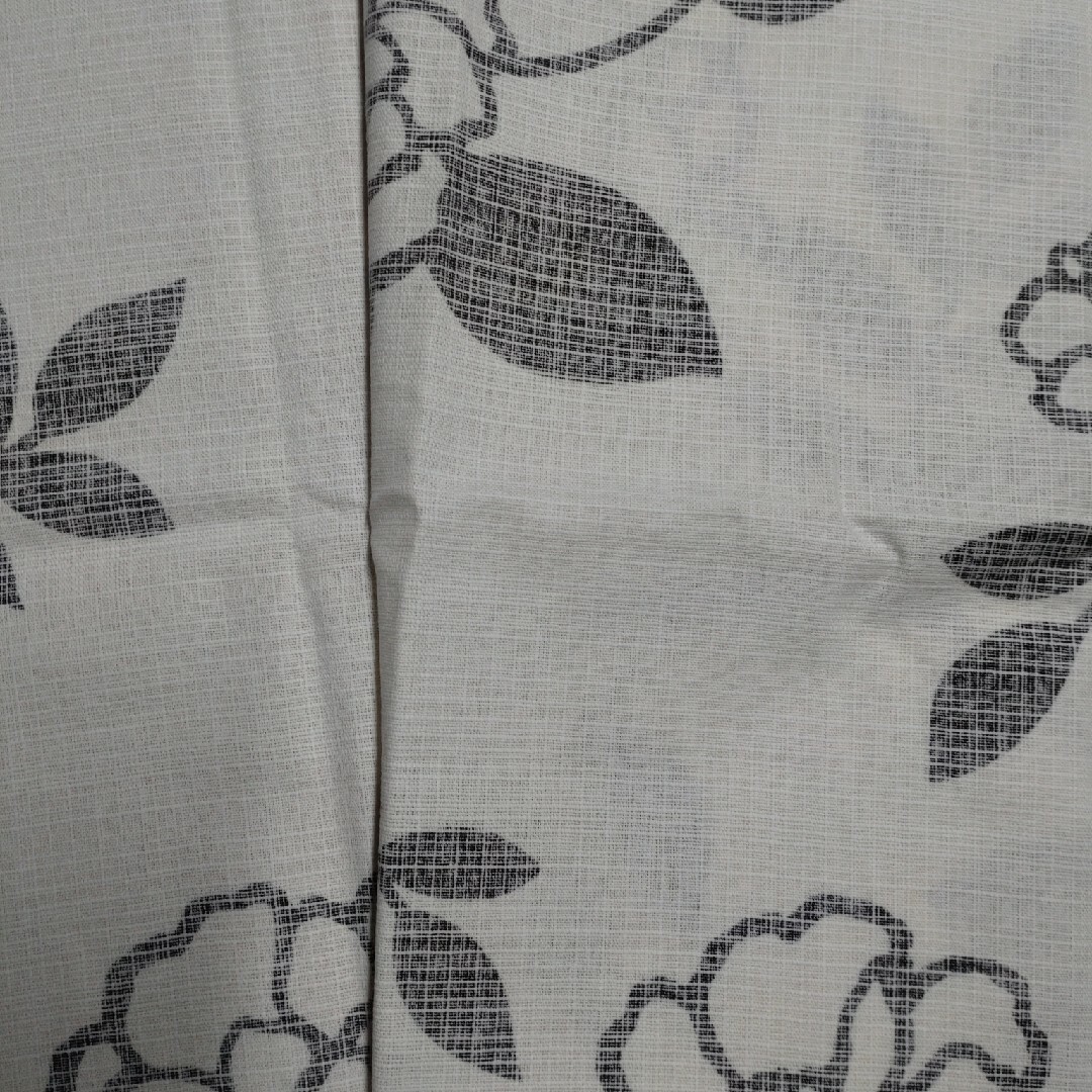 生地　布　黒い花柄 ハンドメイドの素材/材料(生地/糸)の商品写真