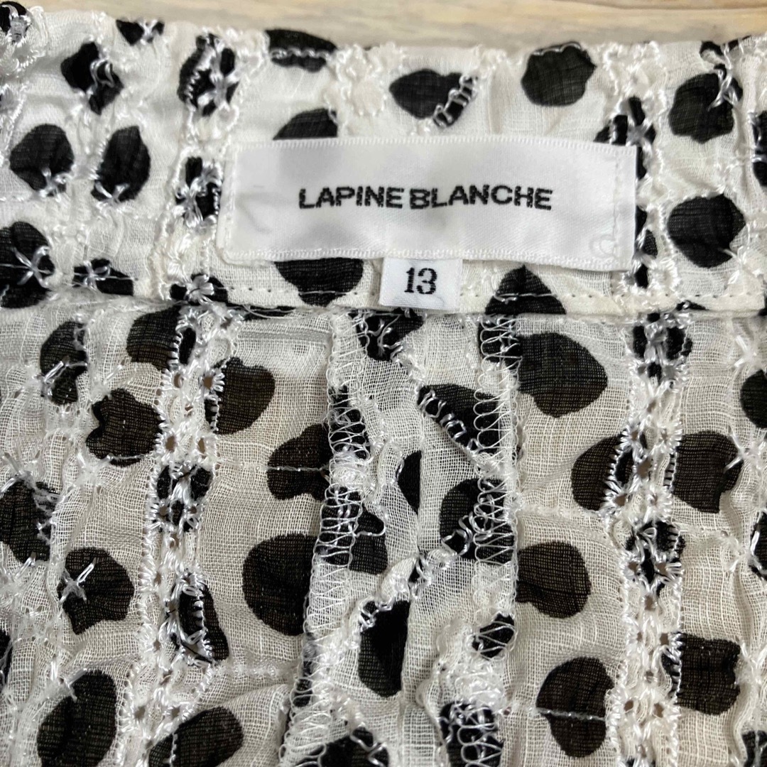 LAPINE BLANCHE(ラピーヌブランシュ)のラピーヌブランシュ　リネン混レースジャケットブラウス　ダルメシアン柄 レディースのトップス(シャツ/ブラウス(長袖/七分))の商品写真