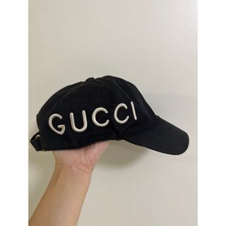 グッチ(Gucci)のグッチ　GUCCI  ロゴ　帽子　キャップ　黒　Mサイズ(キャップ)