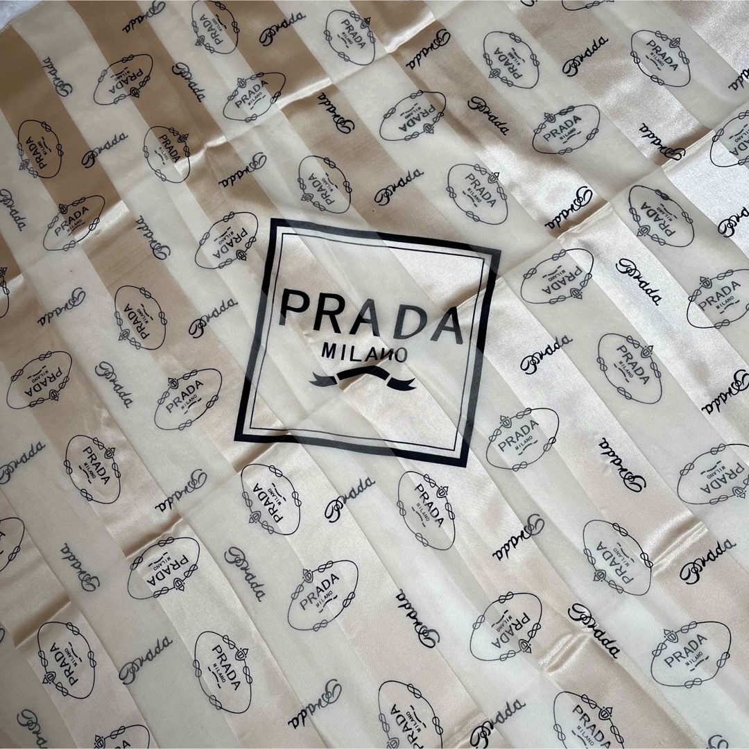 プラダ PRADA 大判スカーフ 少し透け感のある素材-