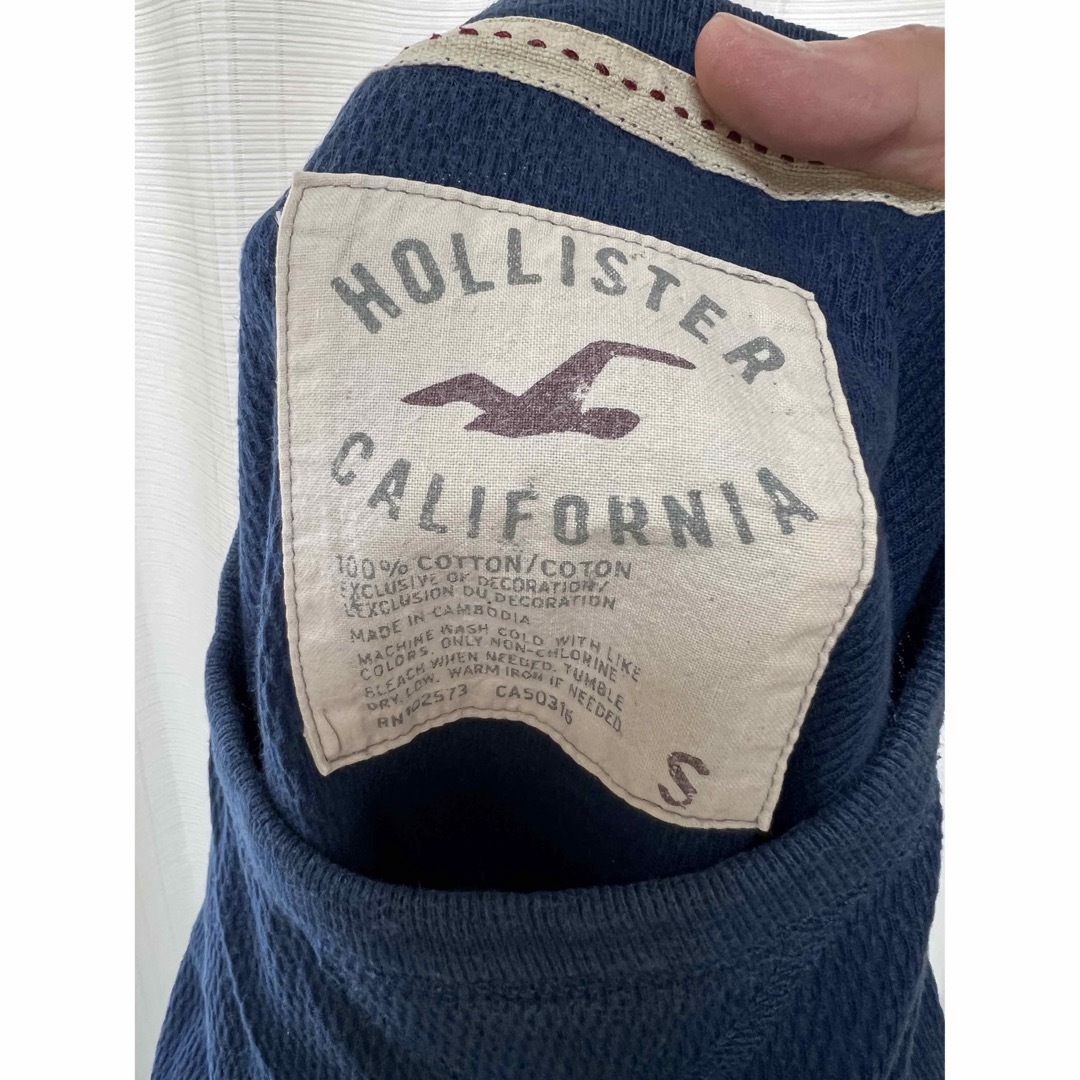 Hollister(ホリスター)のホリスター ロンティー ロンT 長袖 ブルー 青 紺 ネイビー ワンポイント メンズのトップス(Tシャツ/カットソー(七分/長袖))の商品写真