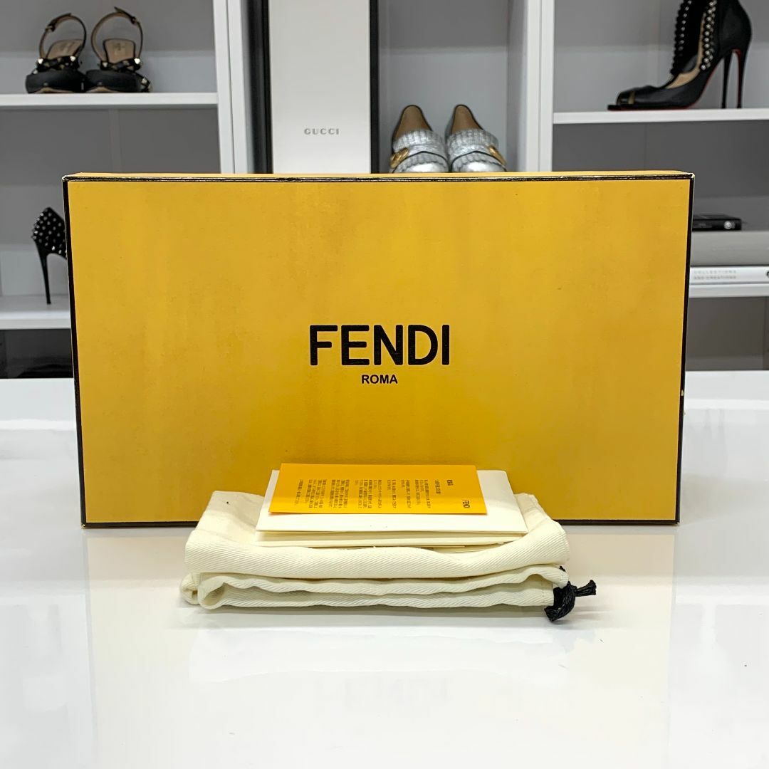 FENDI(フェンディ)の6607 未使用 フェンディ コリブリ ズッカ レザー クリア パンプス レディースの靴/シューズ(サンダル)の商品写真