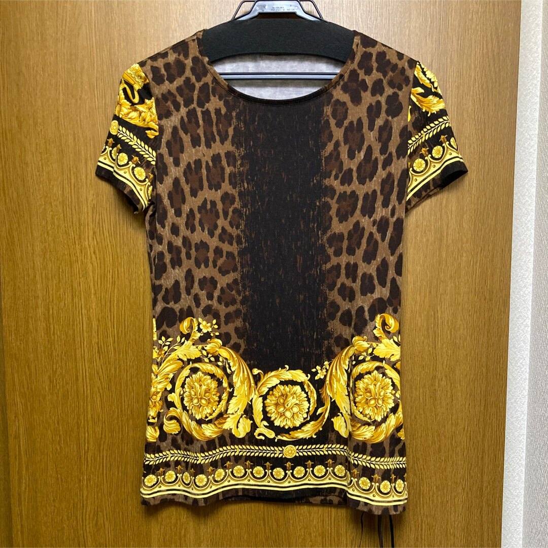 VERSACE(ヴェルサーチ)の⭐️未使用⭐️ヴェルサーチTシャツ⭐️ レディースのトップス(Tシャツ(半袖/袖なし))の商品写真