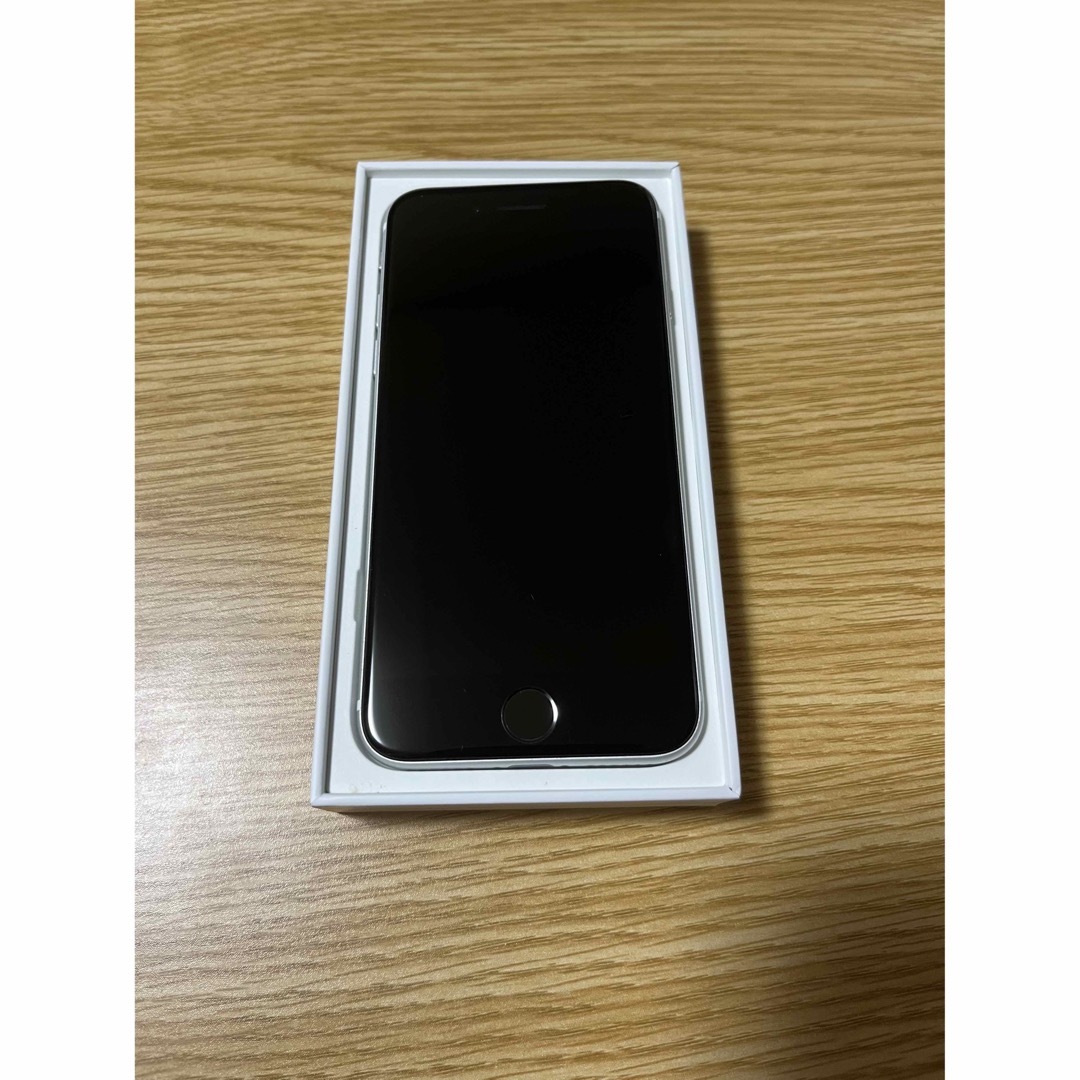 アップル iPhoneSE 第2世代 64GB ホワイト au スマホ/家電/カメラのスマートフォン/携帯電話(スマートフォン本体)の商品写真