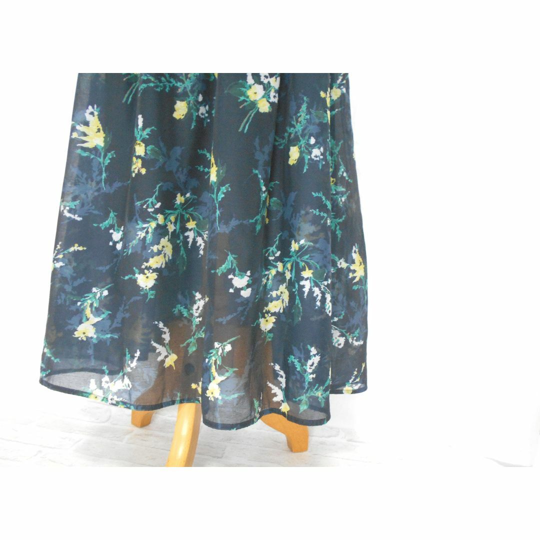 31 Sons de mode(トランテアンソンドゥモード)の美品 送料無料 トランテアンソンドゥモード 紺 花柄 ロング スカート レディースのスカート(ロングスカート)の商品写真