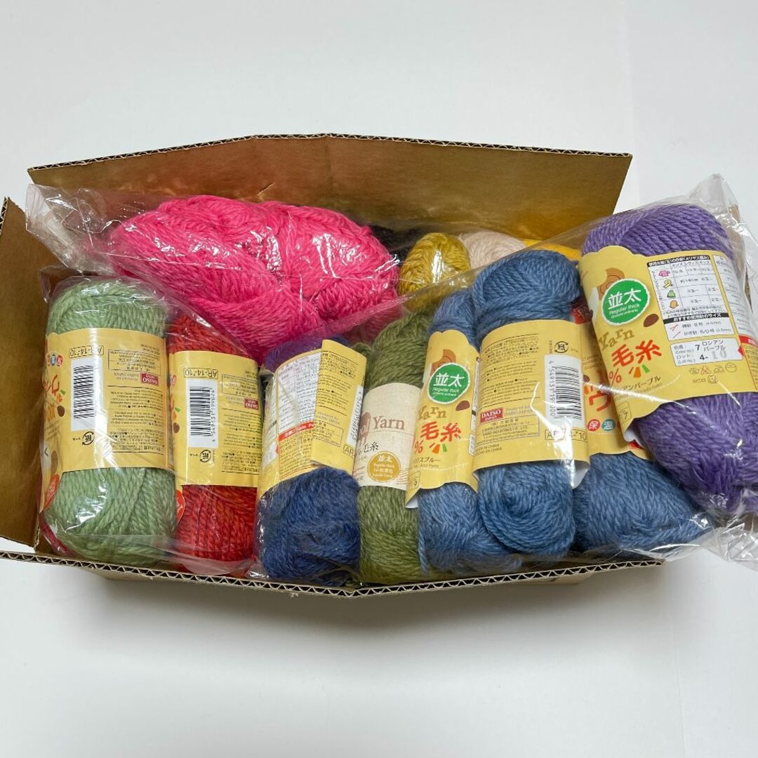 DAISO(ダイソー)の毛糸　まとめ売り　計636g　ウール100%　並太~極太 ハンドメイドの素材/材料(生地/糸)の商品写真