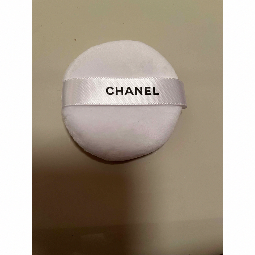 CHANEL(シャネル)のCHANELフェイスパウダー　パフ コスメ/美容のベースメイク/化粧品(フェイスパウダー)の商品写真