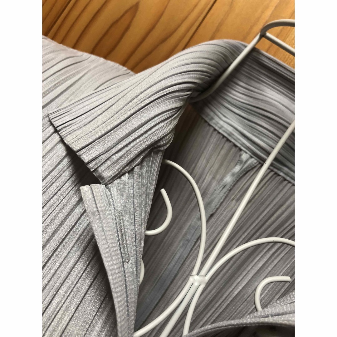 PLEATS PLEASE ISSEY MIYAKE(プリーツプリーズイッセイミヤケ)の未使用品　プリーツプリーズ　カーディガン　羽織り レディースのトップス(カーディガン)の商品写真
