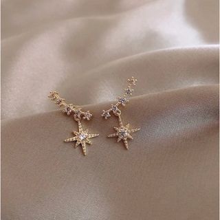 スタージュエリー(STAR JEWELRY)のシャインストーンピアス　ゴールド　韓国アクセサリー(ピアス)