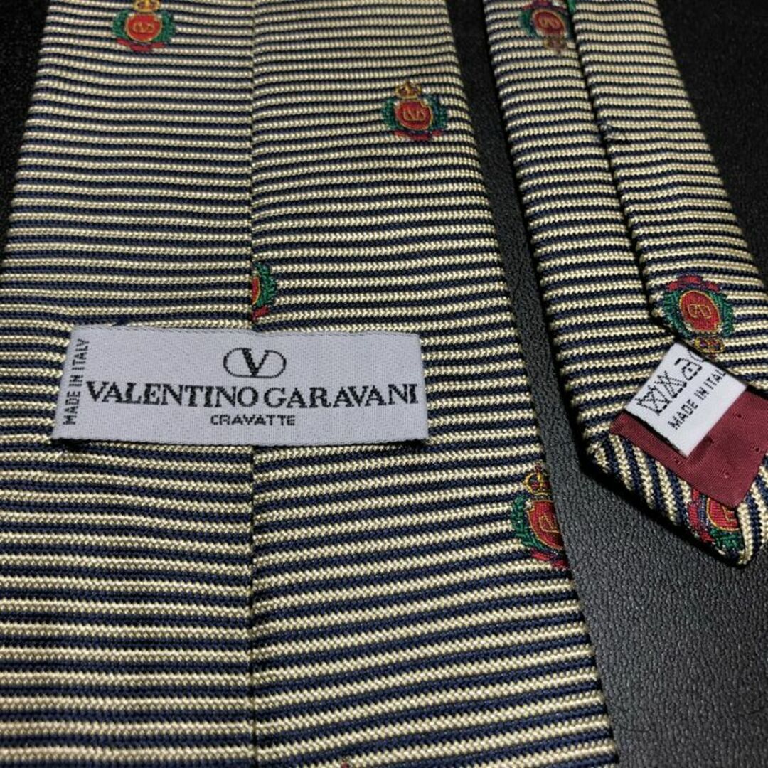 valentino garavani(ヴァレンティノガラヴァーニ)のヴァレンティノ ロゴボーダー ネイビー＆グレー ネクタイ B101-X15 メンズのファッション小物(ネクタイ)の商品写真